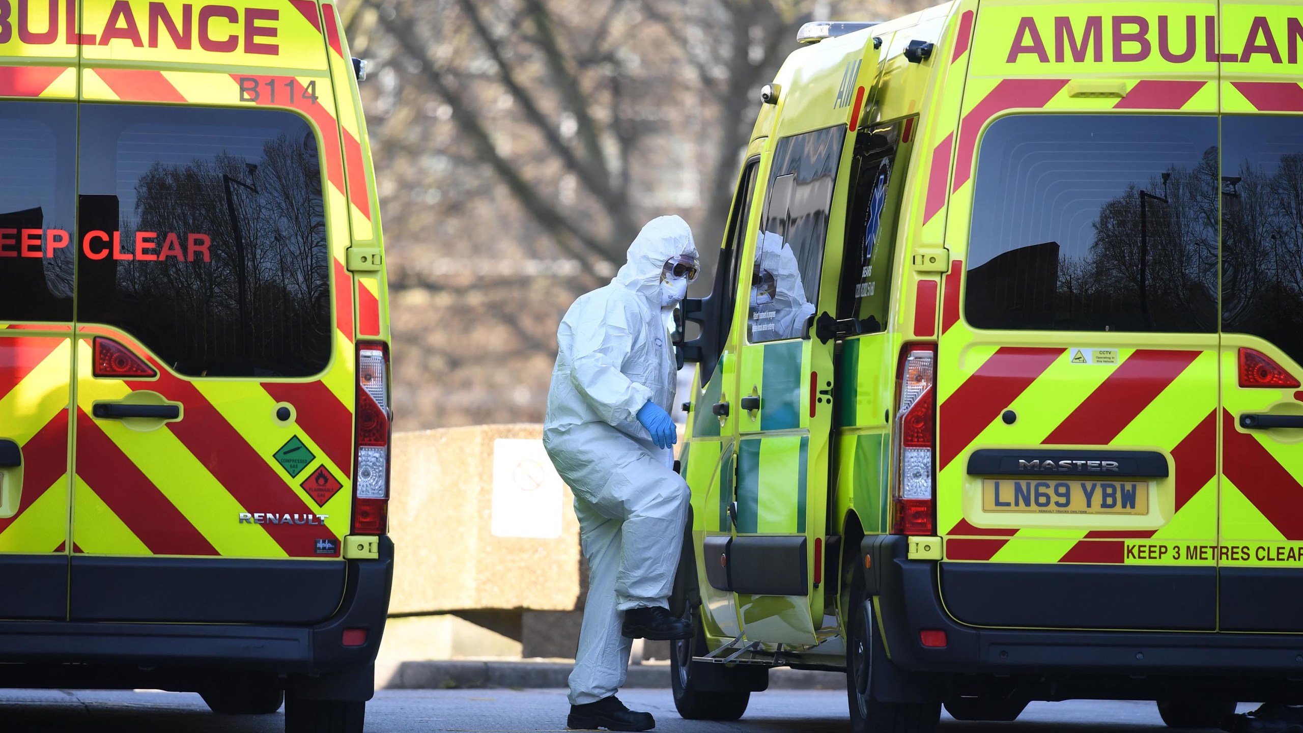 A member of the ambulance service wearing personal protective equipment is seen leading a patient (unseen) into an ambulance at St Thomas' Hospital in London on March 24, 2020. - Britain's leaders on Tuesday urged people to respect an unprecedented countrywide lockdown, saying that following advice to stay at home would stop people dying of coronavirus. (Photo by DANIEL LEAL-OLIVAS / AFP) (Photo by DANIEL LEAL-OLIVAS/AFP via Getty Images)